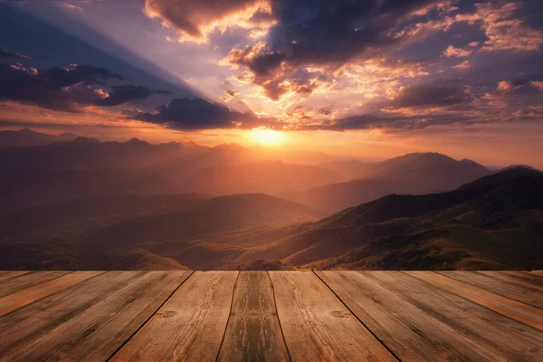 Fundo Bonito Com Nascer Sol Sobre Montanhas Mesa Madeira Vazia — Fotografia de Stock