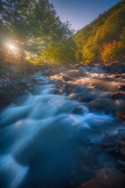 Hızlı akan dağ nehri üzerinde güzel bir gün doğumu, yaz manzarası. Georgia, Kafkasya
