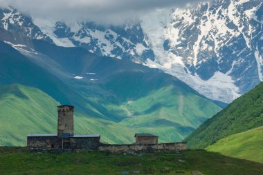 Kafkas Dağları 'nın büyüleyici manzarası, Gürcistan' ın en yüksek zirvesi Shkhara ve Lamaria Manastırı, Ushguli, Gürcistan, Svaneti