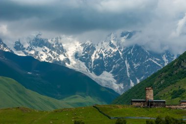 Kafkas Dağları 'nın büyüleyici manzarası, Gürcistan' ın en yüksek zirvesi Shkhara ve Lamaria Manastırı, Ushguli, Gürcistan, Svaneti