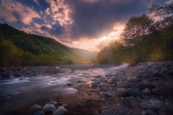 Schöner Sonnenaufgang Über Dem Schnell Fließenden Gebirgsfluss Sommerlandschaft Georgien Kaukasus — Stockfoto