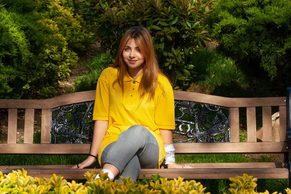 Hermosa Adolescente Camisa Amarilla Parque Ciudad Vieja — Foto de Stock