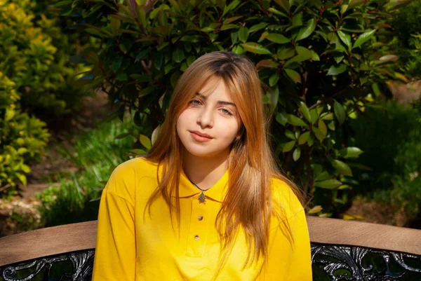 Piękna Nastolatka Żółtej Koszuli Starym Parku Miejskim — Zdjęcie stockowe