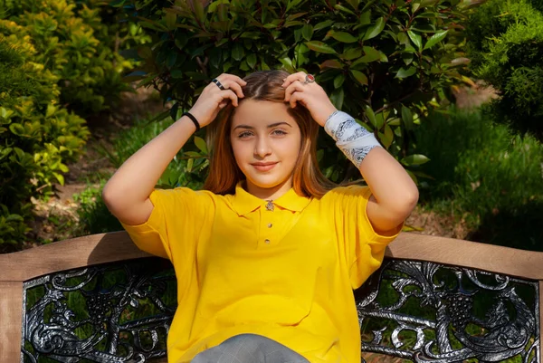 Hermosa Adolescente Camisa Amarilla Parque Ciudad Vieja — Foto de Stock