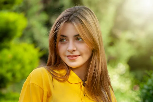 Linda Chica Adolescente Posando Parque Ciudad Noche Primavera — Foto de Stock