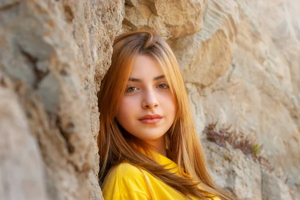 Beautiful Teenage Girl Yellow Shirt Old City Park — Stock Photo, Image