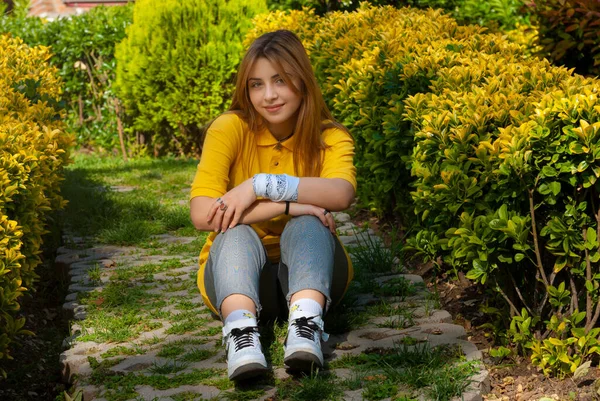 Όμορφη Έφηβη Κίτρινο Πουκάμισο Στο Πάρκο Της Παλιάς Πόλης — Φωτογραφία Αρχείου