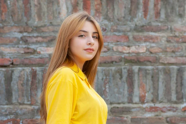 Hermosa Adolescente Camisa Amarilla Parque Ciudad Vieja — Foto de Stock