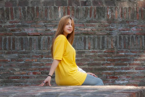 Hermosa Adolescente Camisa Amarilla Parque Ciudad Vieja — Foto de Stock