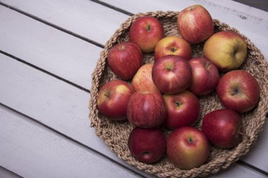 ahşap masa üstü saman kase elma görüntülemek 