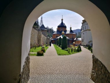 Manastır topraklarına giriş