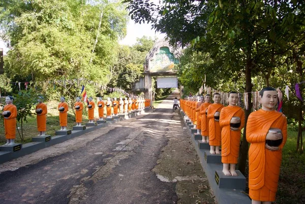 Ряд статуй буддийских монахов — стоковое фото