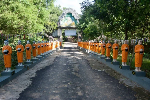 Ряд статуй буддийских монахов — стоковое фото