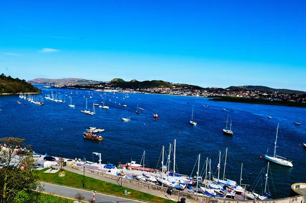 Fisherman Boat Port Village Wales Inghilterra Cielo Nuvoloso Verdi Colline — Foto Stock