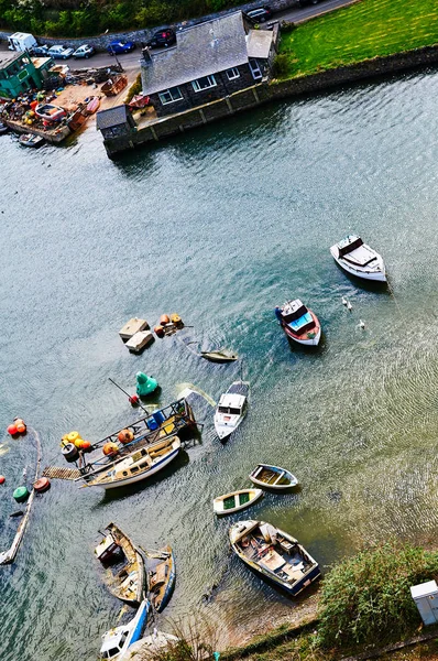 Pescatore barca porto villaggio — Foto Stock