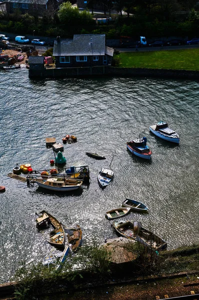 Fisherman Boat Port Village Wales Inghilterra Cielo Nuvoloso Verdi Colline — Foto Stock