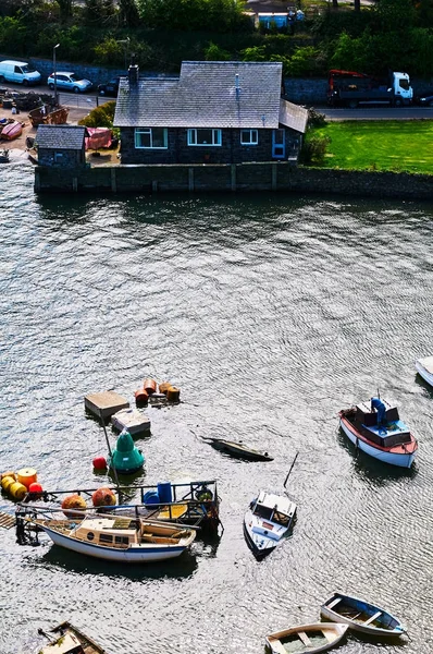 Fisherman Boat Port Village Wales Inghilterra Cielo Nuvoloso Verdi Colline — Foto Stock