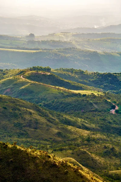 Brezilya Minas Gerais montains ağaçlar çiftlik