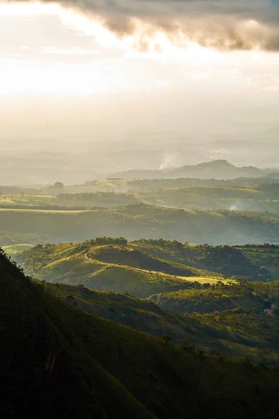 Brezilya Minas Gerais montains ağaçlar çiftlik