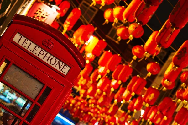 Chinatown London Çin yeni yıl telefon kabini kırmızı fener — Stok fotoğraf