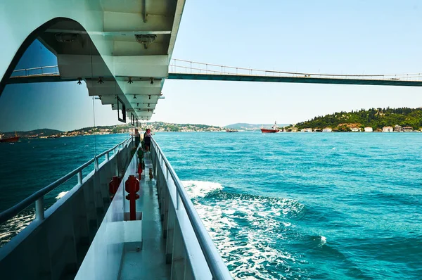 Deck Vista para o barco da ponte de Istambul Turquia vista do céu azul e ondas — Fotografia de Stock