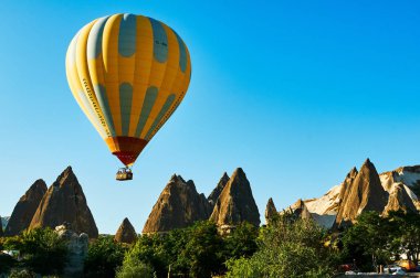 Sıcak hava balonu dağlar Kapadokya Türkiye'de