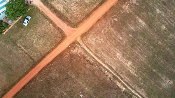 Kuş bakışı bir dron pirinç tarlaları geçiş bir yol üzerinden kartal 