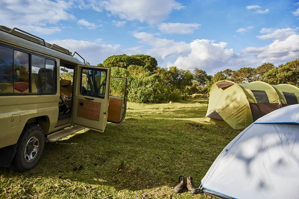 Bir dağ campsi safari kamyonda yakınındaki beyaz ve yeşil canlı çadır