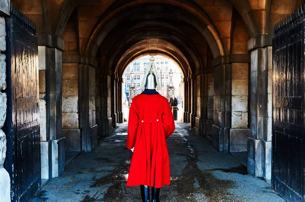 Kask ve bir geçiş yolu kırmızı takım elbise ile tekrar her Londra Muhafız bakıldığında