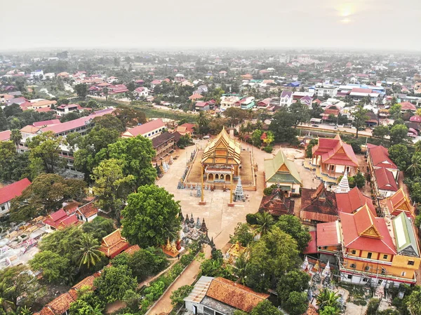Vista aérea do drone de um templo cambojano tradicional — Fotografia de Stock