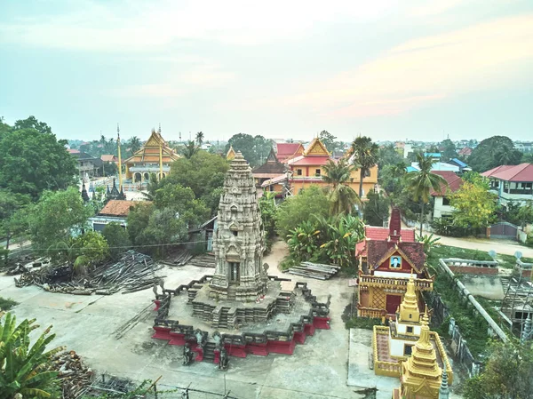 Вид с воздуха на традиционный камбоджийский храм — стоковое фото