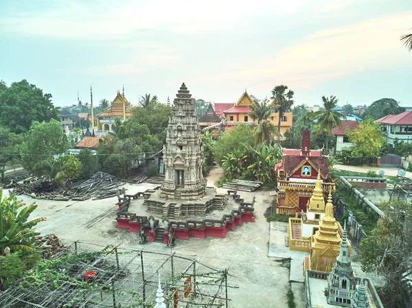 Vista aérea do drone de um templo cambojano tradicional — Fotografia de Stock