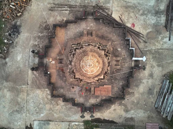 Vue aérienne par drone d'un temple cambodien traditionnel — Photo