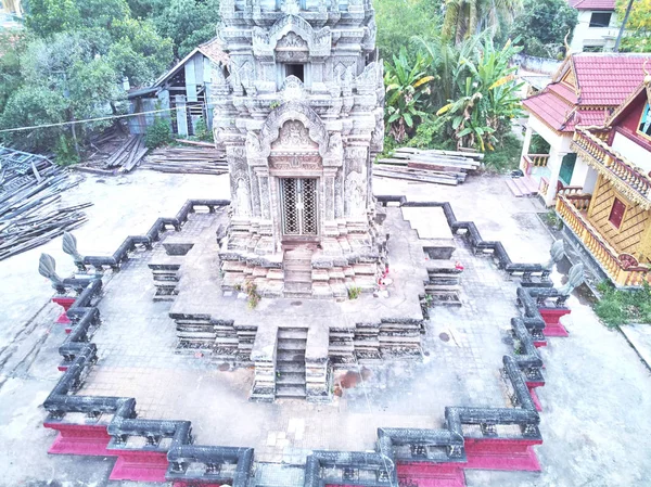 Вид с воздуха на традиционный камбоджийский храм — стоковое фото