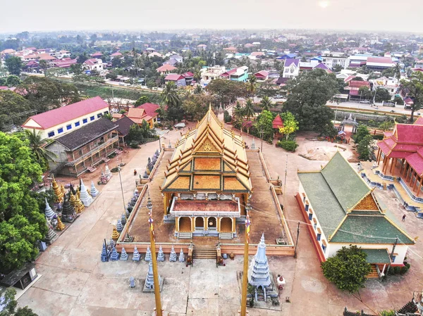 Vista aérea do drone de um templo cambojano tradicional — Fotografia de Stock