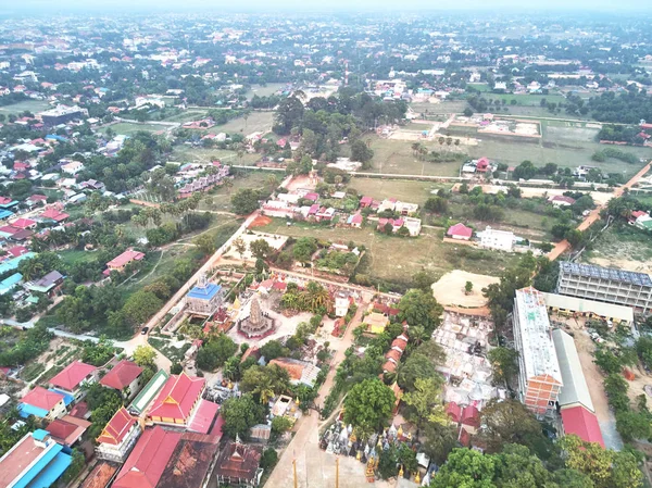 Vue aérienne par drone d'un temple cambodien traditionnel — Photo