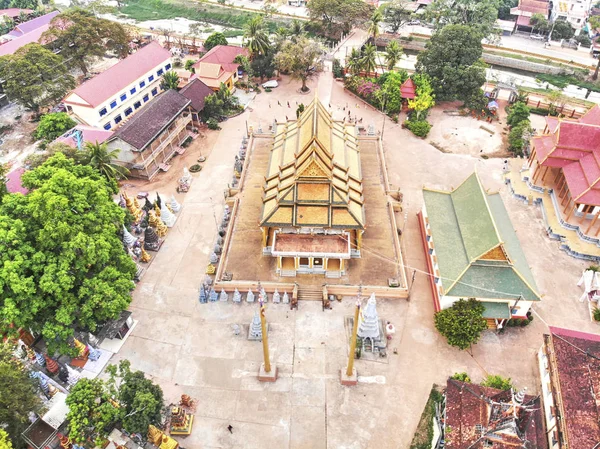 Vista aérea do drone de um templo cambojano tradicional — Fotografia de Stock