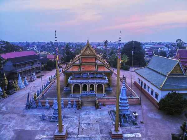 Vista aérea do drone de um templo cambojano tradicional — Fotografia de Stock