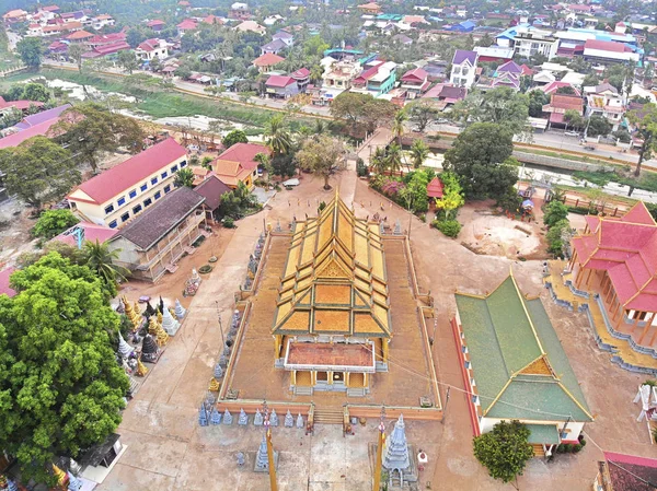 Vista aérea do drone de um templo cambojano tradicional — Fotografia de Stock