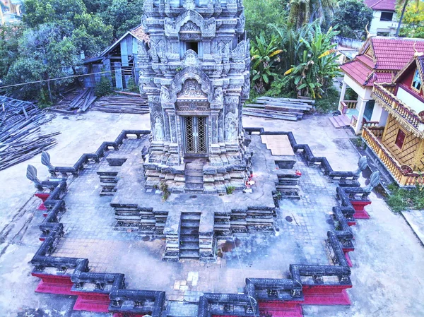 Vue aérienne par drone d'un temple cambodien traditionnel — Photo