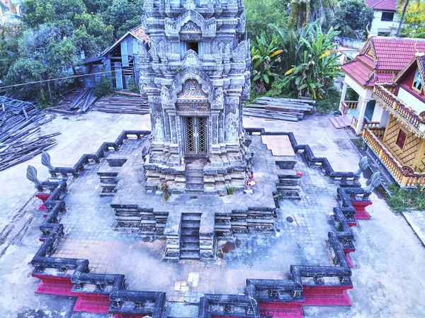 Letecká dron pohled traditionnal kambodžského chrámu — Stock fotografie