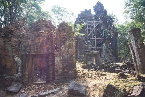 Prasat Banteay pir temizleyin Tapınağı Angkor dönemi