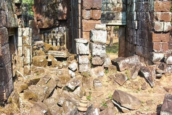 Мбаппе сел в Banteay pir chean temple Angkor эпоха Лицензионные Стоковые Изображения