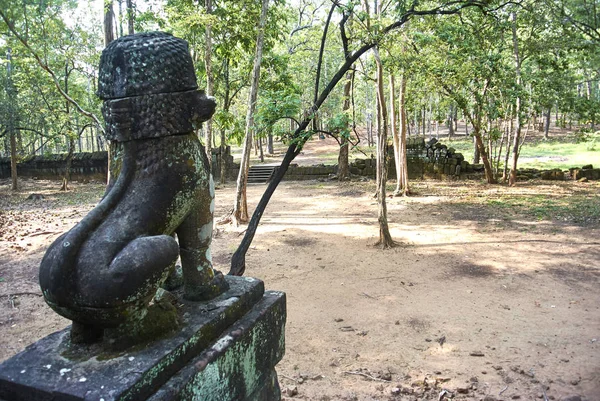 Ангкорская эра храма Прасат-Дамрей — стоковое фото
