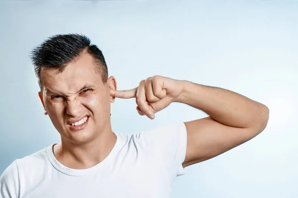 Adamın parmağını kulağına alır. Vücut hijyen kavramını.