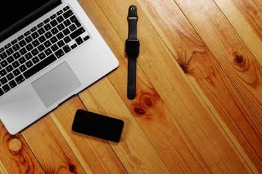 Rustik, işçi, ahşap masa üstü görünümü, düz. İş öğeleri tablo, dizüstü bilgisayar, telefon, kalemler, çıkartmalar. İş öznitelikleri kavramı. Kopya alanı.