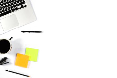 Çalışma masa üstü görünümü, düz yatıyordu. İş öğeleri beyaz bir tablo, dizüstü bilgisayar, telefon, kalemler, çıkartmalar. Kopya alanı, iş öznitelikleri kavramı.