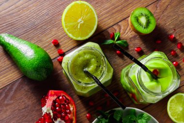 Yeşil kokteyl cam kivi, yeşil elma, limon, nane ve granate. Kavram sağlıklı bir diyet, detoks. Serinletici bir içki. Yukarıdan görüntülemek.