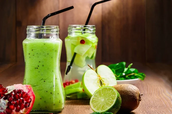 Zöld koktél egy üvegedénybe, kiwi, zöld alma, menta és lime, fa barna alapon. Egy frissítő italt. A koncepció az egészséges táplálkozás, méregtelenítés. — Stock Fotó