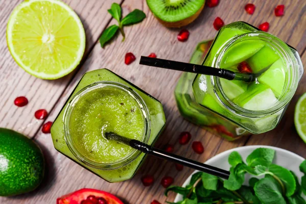 绿色鸡尾酒在一个玻璃罐的猕猴桃 绿色苹果 薄荷和手榴弹 健康饮食的概念 提神饮料 从上面查看 — 图库照片
